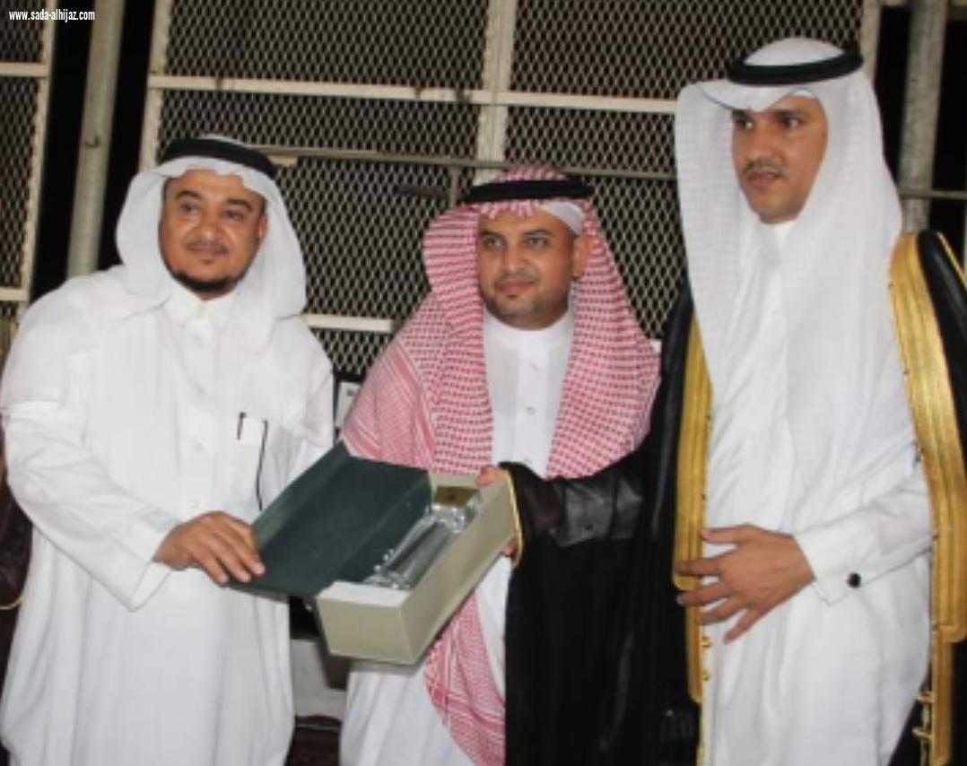 لجنة التنمية الاجتماعية بالطوال تكرم شيخ شمل آل عيسى بني حمد بمحافظة الطوال