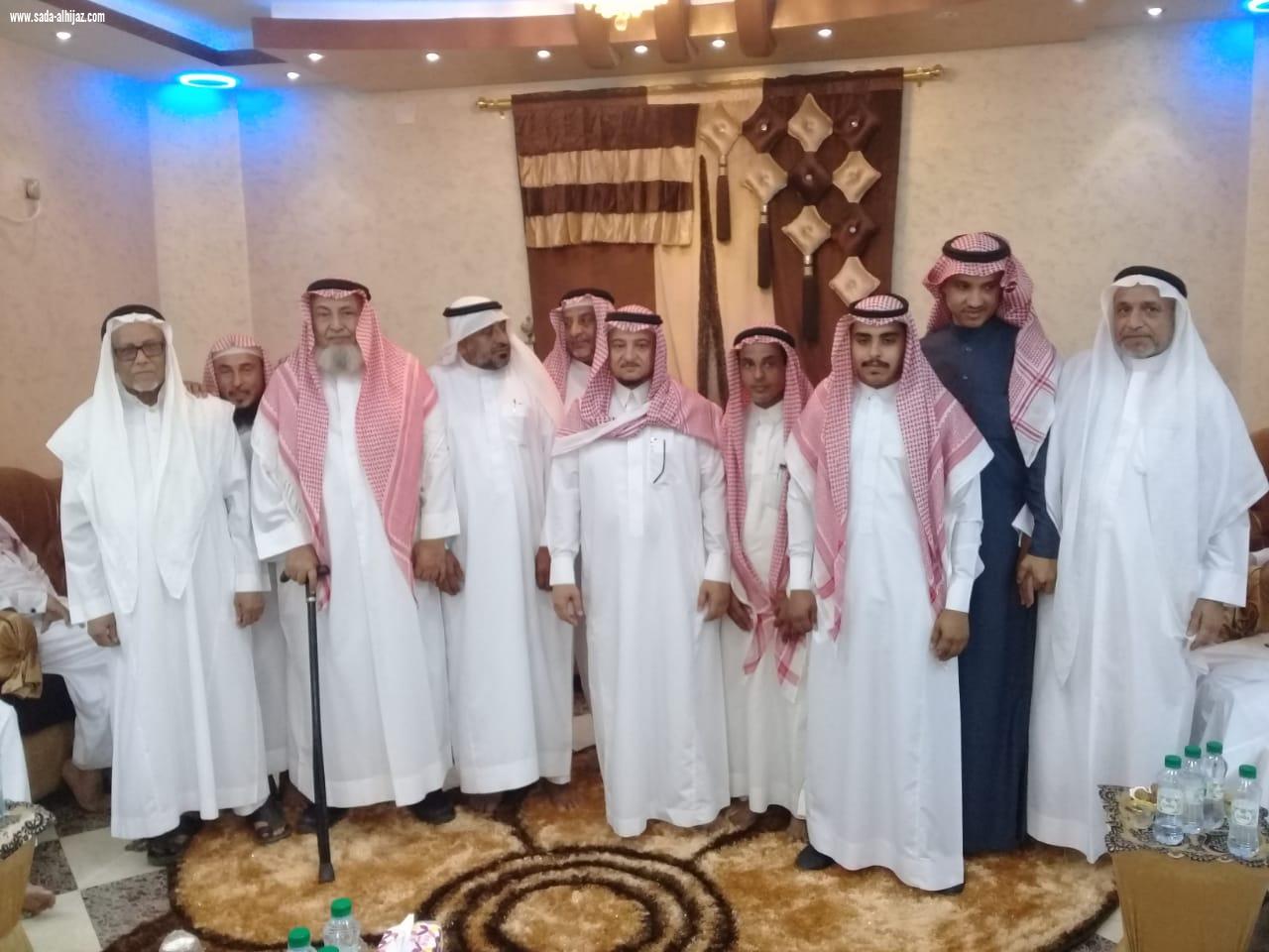 بحضور وكيل المحافظة ومشائخ الشمل رئيس لجنة التنمية بمحافظة الطوال يحتفل بتخرج أخيه