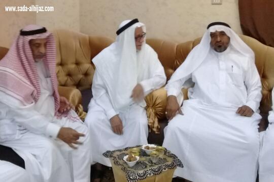 بحضور وكيل المحافظة ومشائخ الشمل رئيس لجنة التنمية بمحافظة الطوال يحتفل بتخرج أخيه