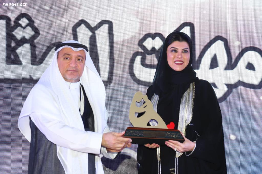 فيما اجتمع المشاركين  أمام أكبر عمل فني يحمل سلمان الخير الأميرة دعاء عزت ترعى فعاليات امي سعادتي لصالح الاطفال ذوي القدرات الفائقة 