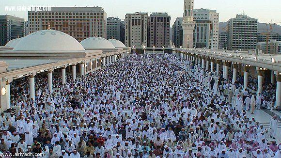 ضيوف الملك للعمرة(12) يؤدون صلاة الجمعة بالحرم النبوي الشريف