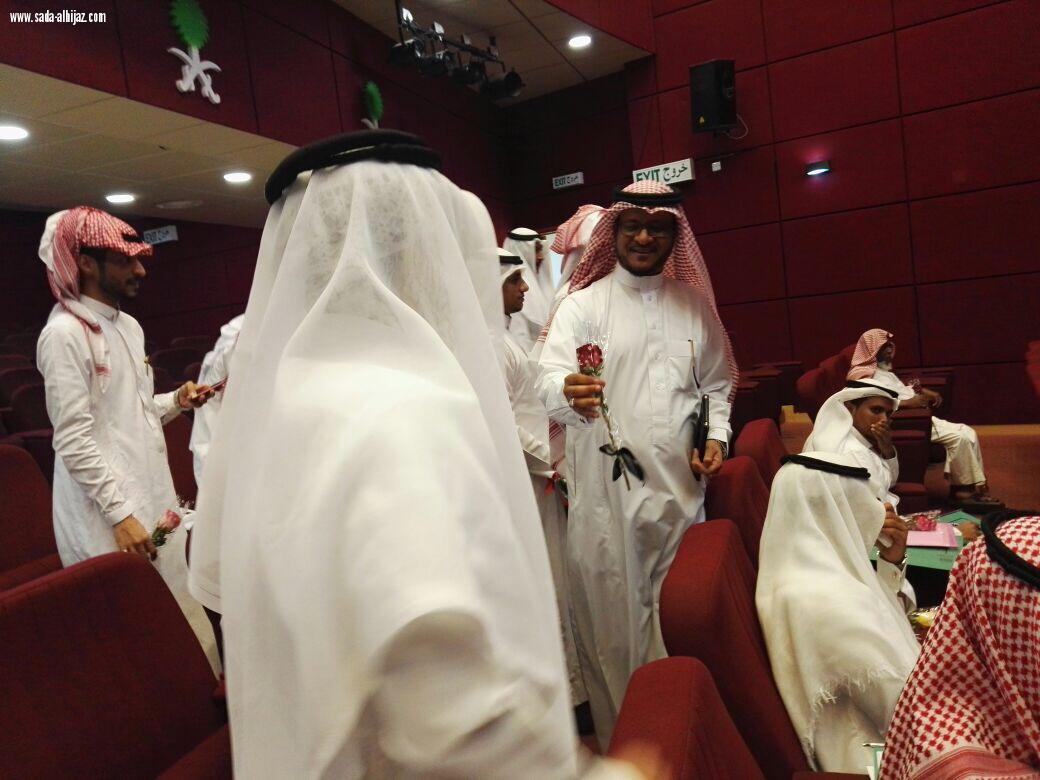 استقبال المعلمين الجدد بالورود وضمن مبادرة تعزيز ولاء المعلم لمهنته وانتمائه للمؤسسة التعليمية 