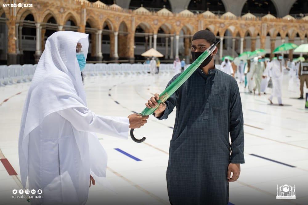 مدخلي: المبادرة تأتي حرصاً من الرئاسة العامة على سلامة زوار وقاصدي المسجد الحرام وسلامة منسوبيها ومنسوباتها ضمن مبادرة مظلتك بين يديك توزيع (12) ألف مظلة على المصلين والعاملين في المسجد الحرام