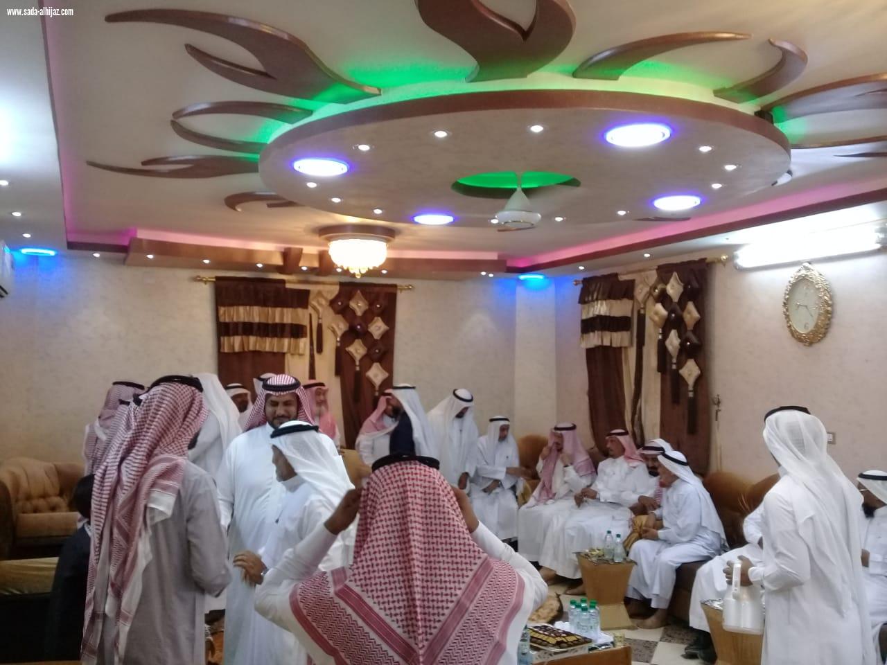 بحضور وكيل المحافظة ومشائخ الشمل رئيس لجنة التنمية بمحافظة الطوال يحتفل بتخرج أخيه
