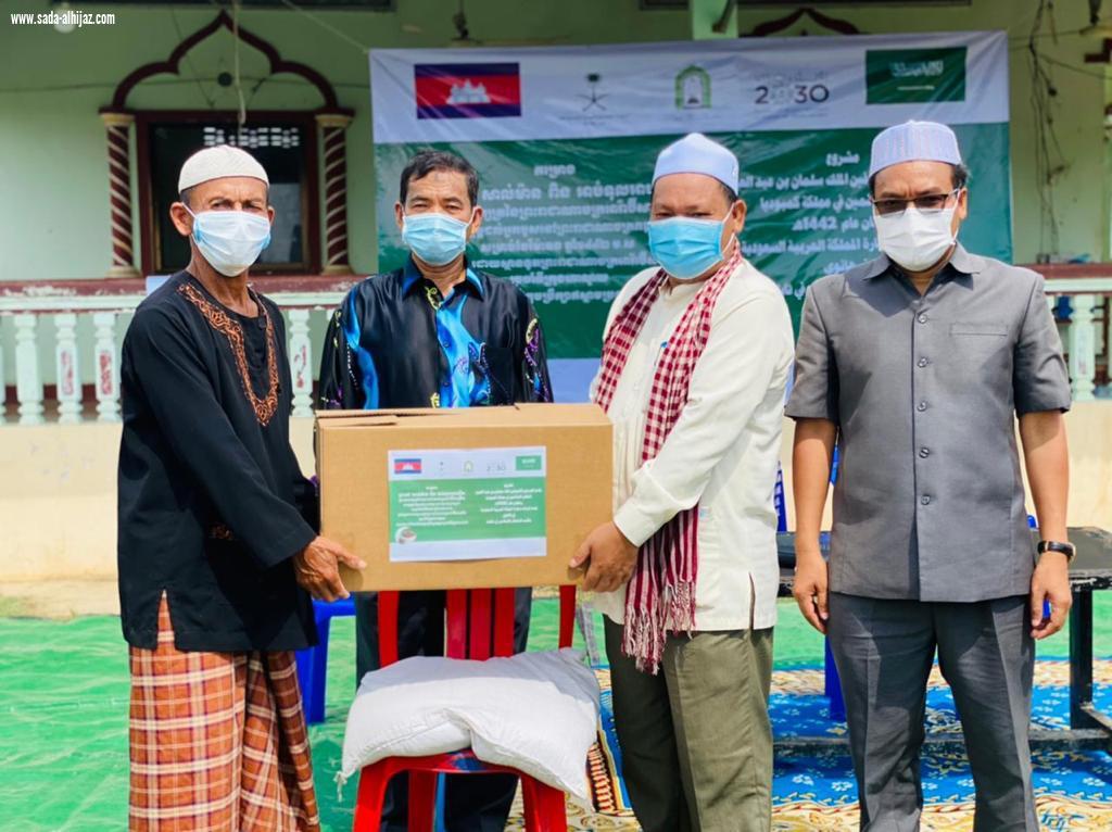 وزارة الشؤون الإسلامية تستكمل توزيع 1100 سلة غذائية في دولة فيتنام ضمن برنامج خادم الحرمين الشريفين للإفطار 