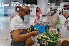 بالحلوى والبخور والقهوة.. رئاسة شؤون الحرمين تستقبل ضيوف الرحمن