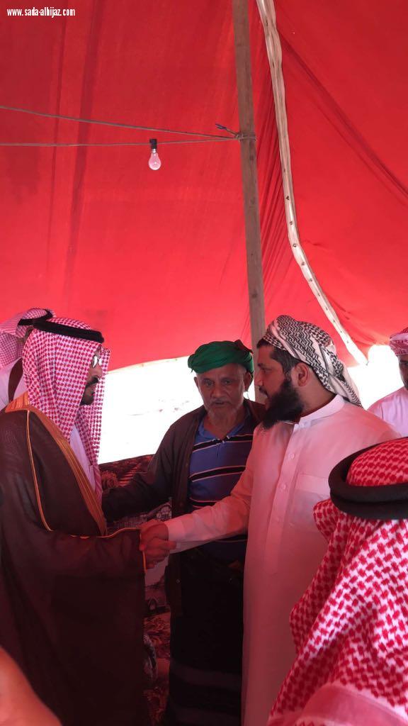 وكيل امارة جازان ينقل تعازي القيادة لوالد وأسرة الشهيد الجندي الغزواني..