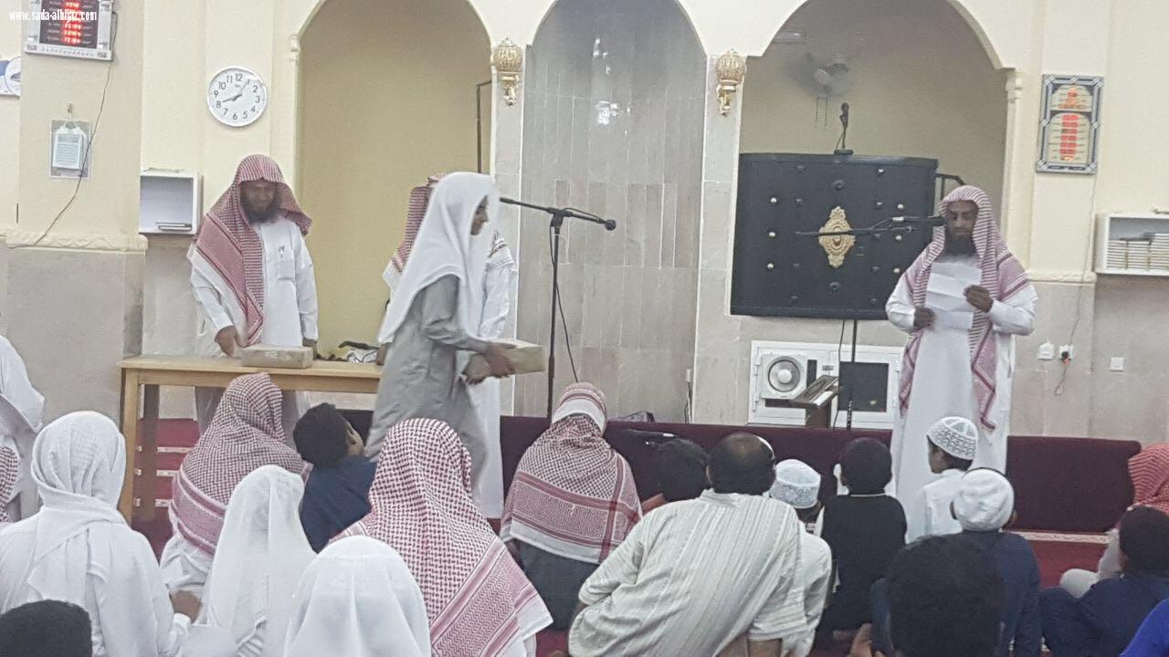 مجمع الفاروق ببيش يكرم الطلاب والمعلمين المتميزين