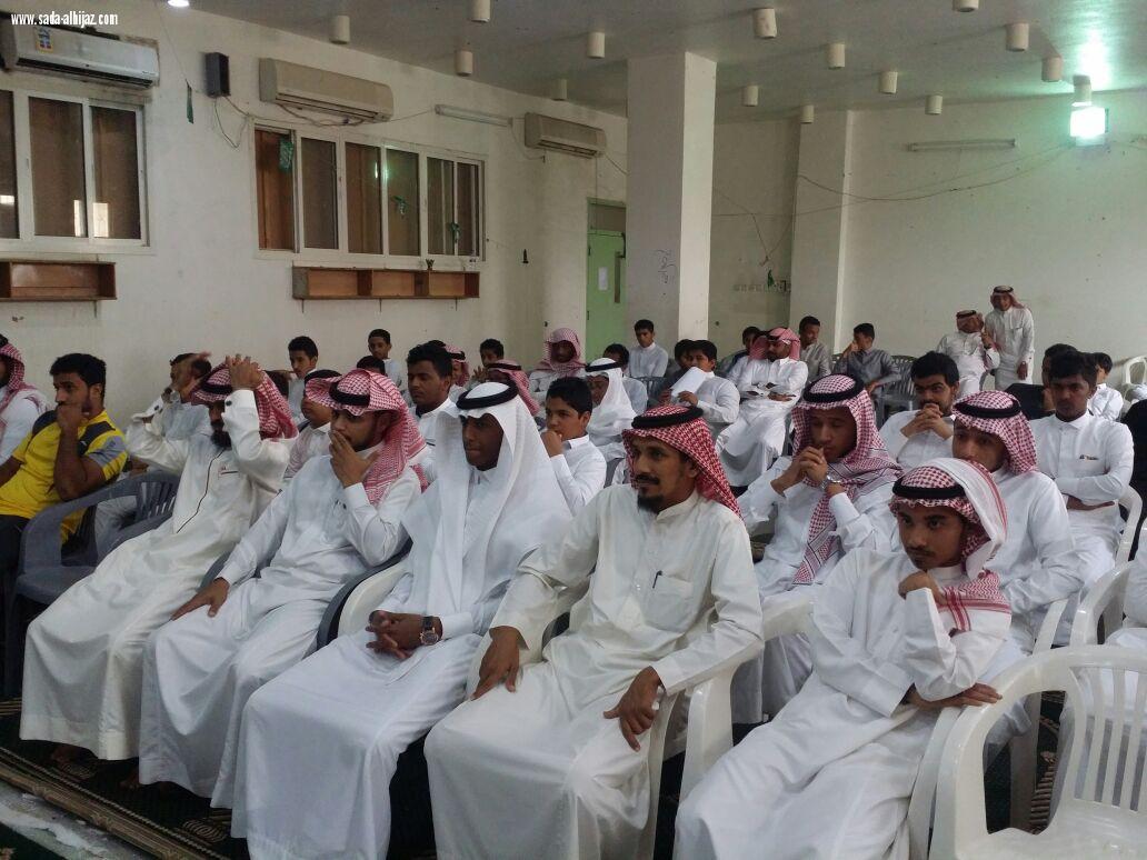 وحدة النشاط الطلابي بوسط جازان تنفذ دورة في مجال الإنشاد للطلاب 