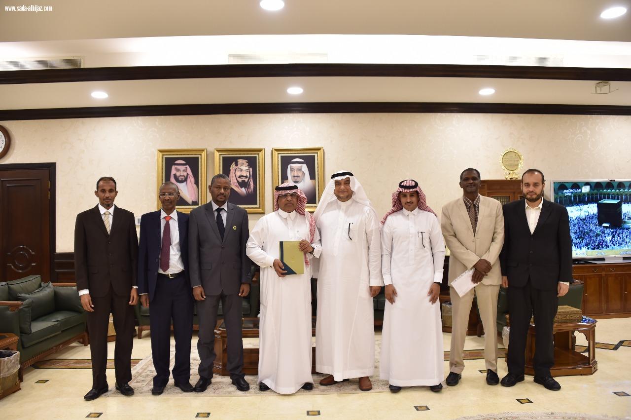 معالي مدير جامعه ام القرئ يتسلم الخطه البحثيه لكليه العلوم الصحيه بالليث