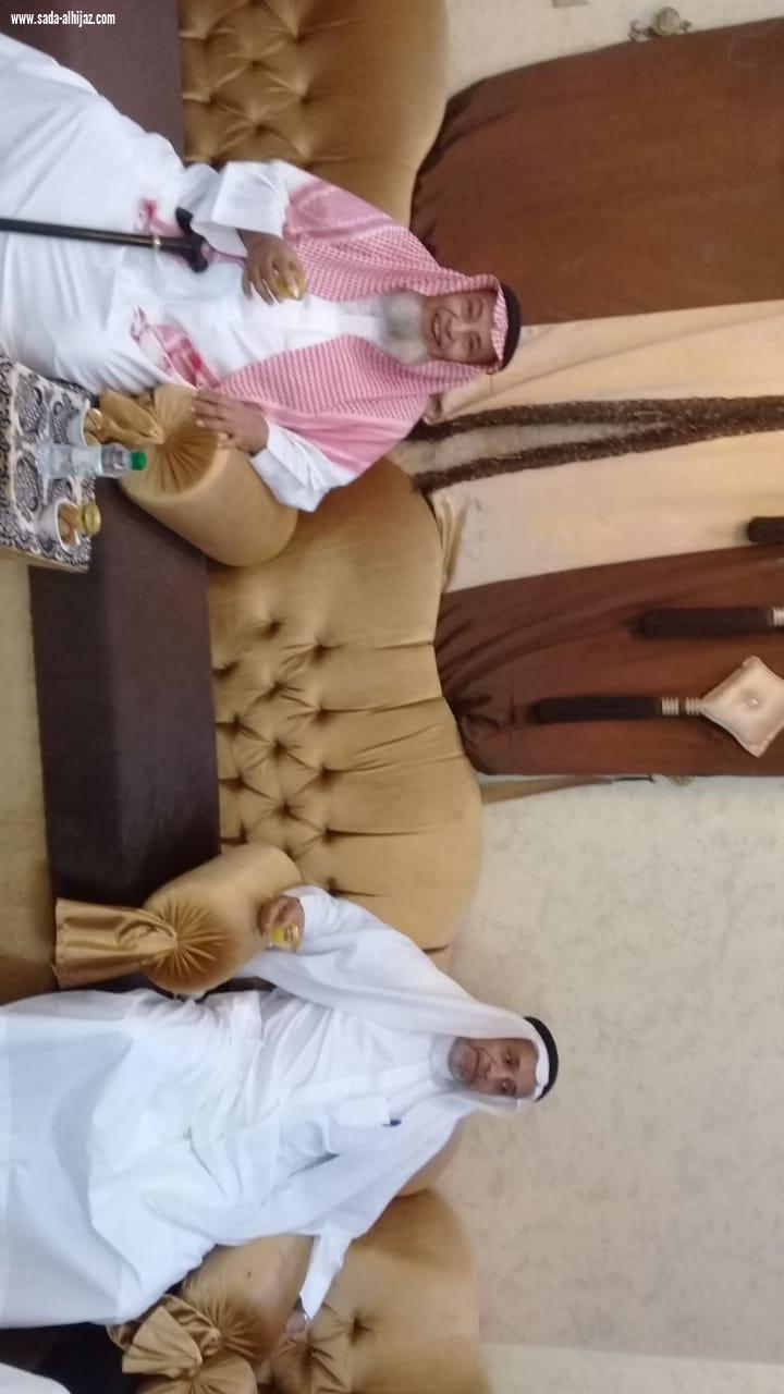 بحضور وكيل المحافظة ومشائخ الشمل رئيس لجنة التنمية بمحافظة الطوال يحتفل بتخرج أخيه