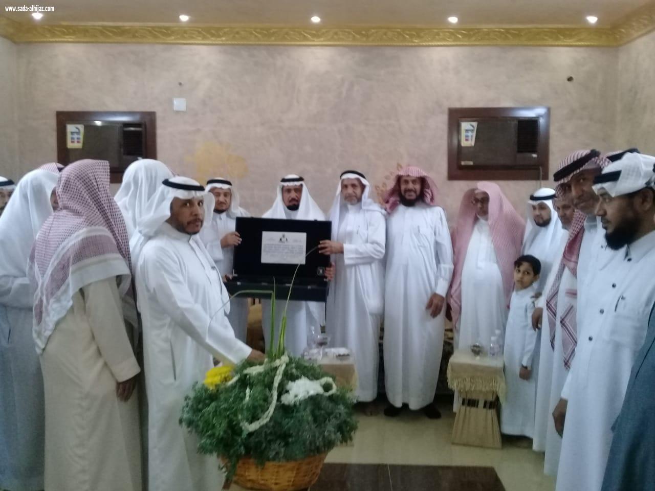 في ليلة الوفاء مشايخ واعيان بني حمد بمحافظة الطوال يكرمون الفيفي بمناسبة تقاعده