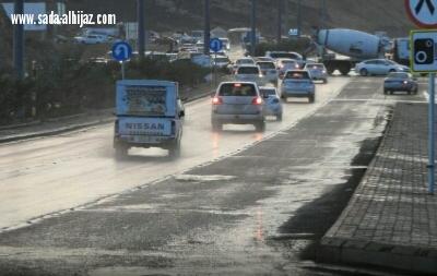 شاهد الأمطار تنعش أجواء المدينة وتدفع الأهالي للتنزه