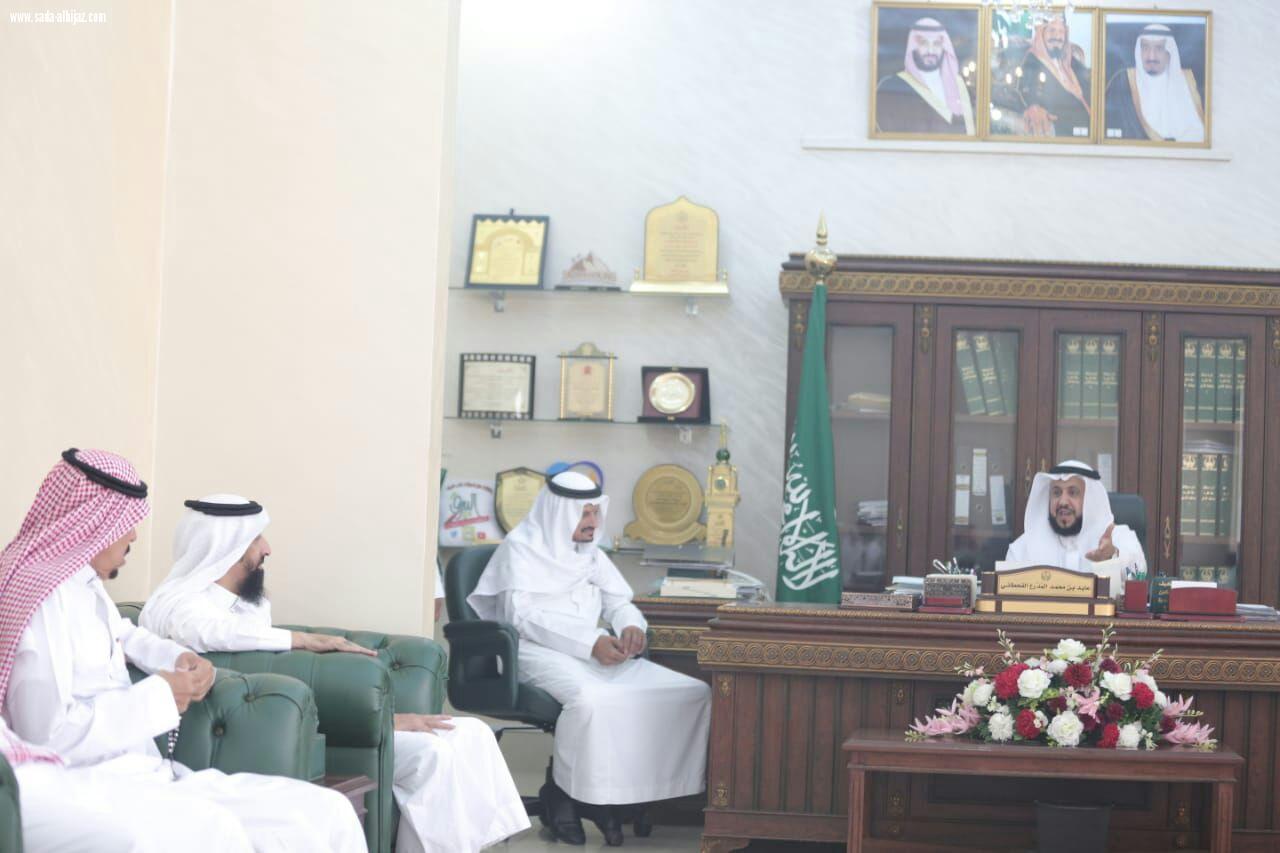 محافظ الكامل يوجه بسفلتة وصيانة الطرق بالمحافظة