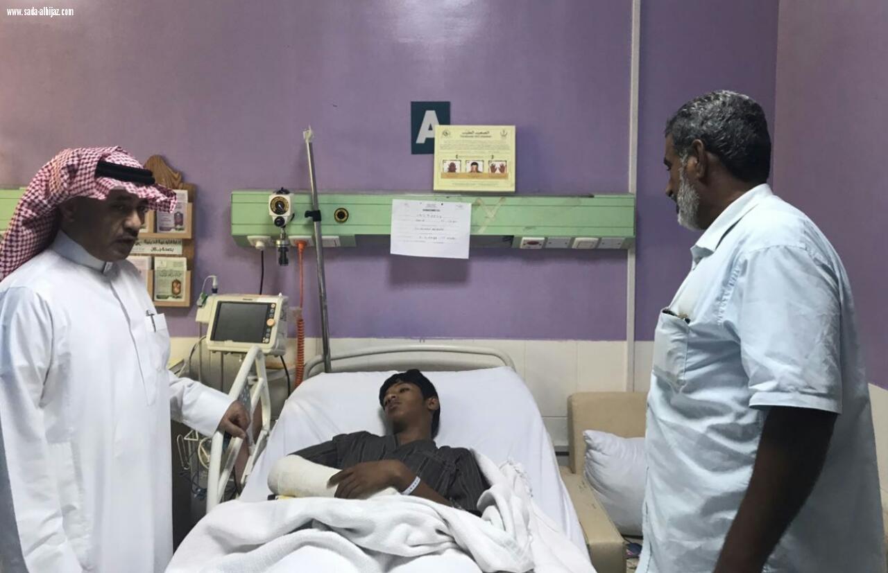 محافظ ضمد يطمئن على صحة طالب معيدي