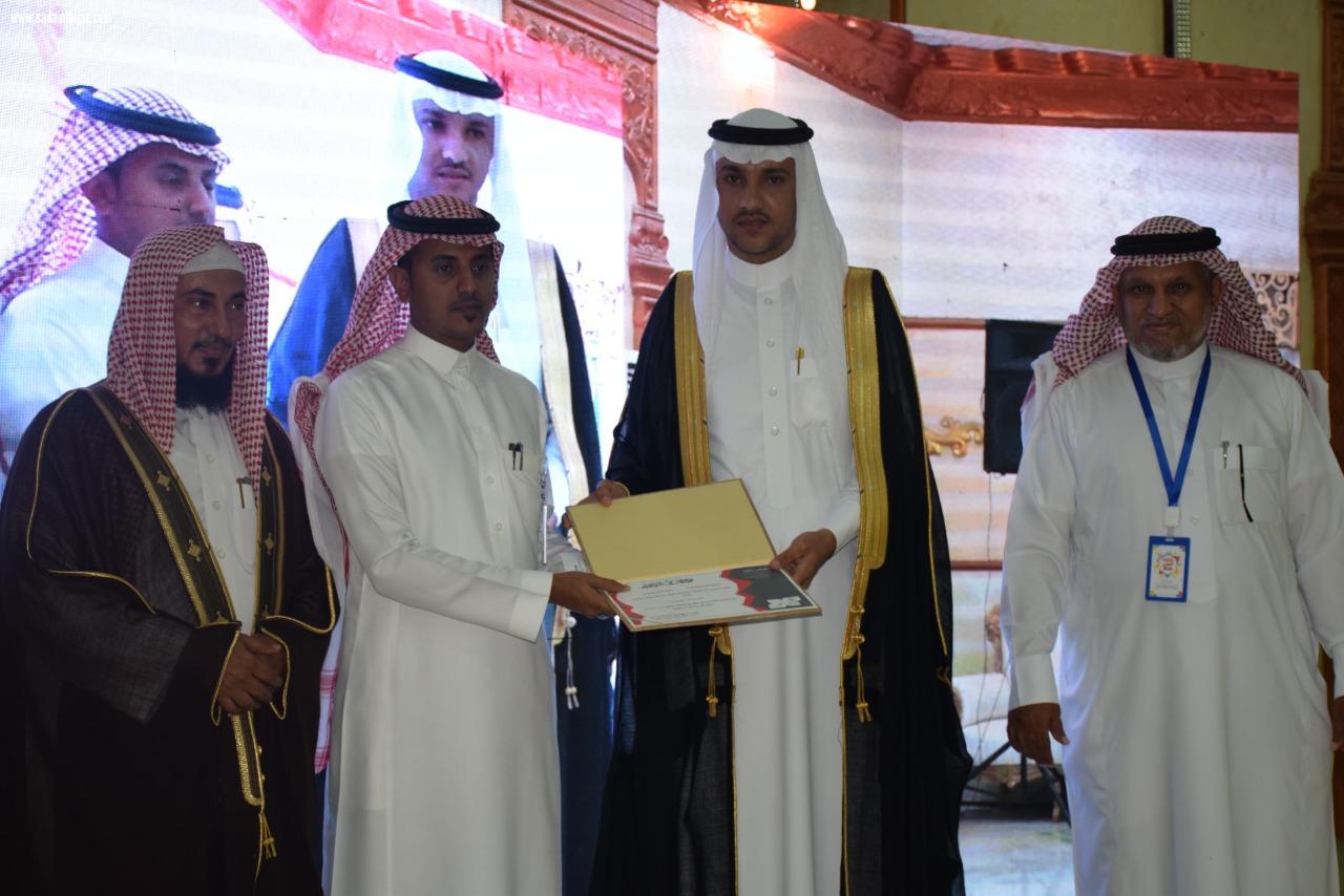 بحضور عدد من المسؤولين والمشايخ محافظ محافظة الطوال بالنيابة يدشن مركز النشاط الإجتماعي بالمباركة.