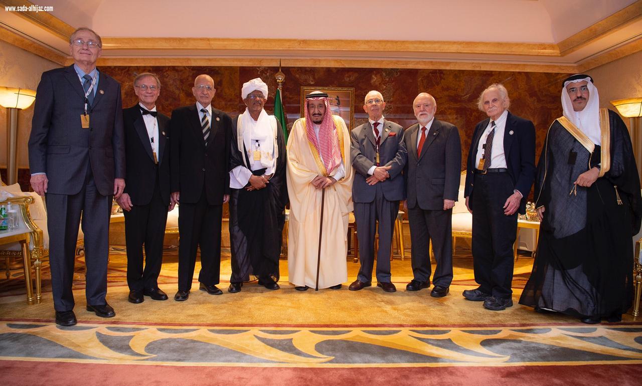 خادم الحرمين الشريفين يكرم الفائزين بالدورة الحادية والأربعين لجائزة الملك فيصل