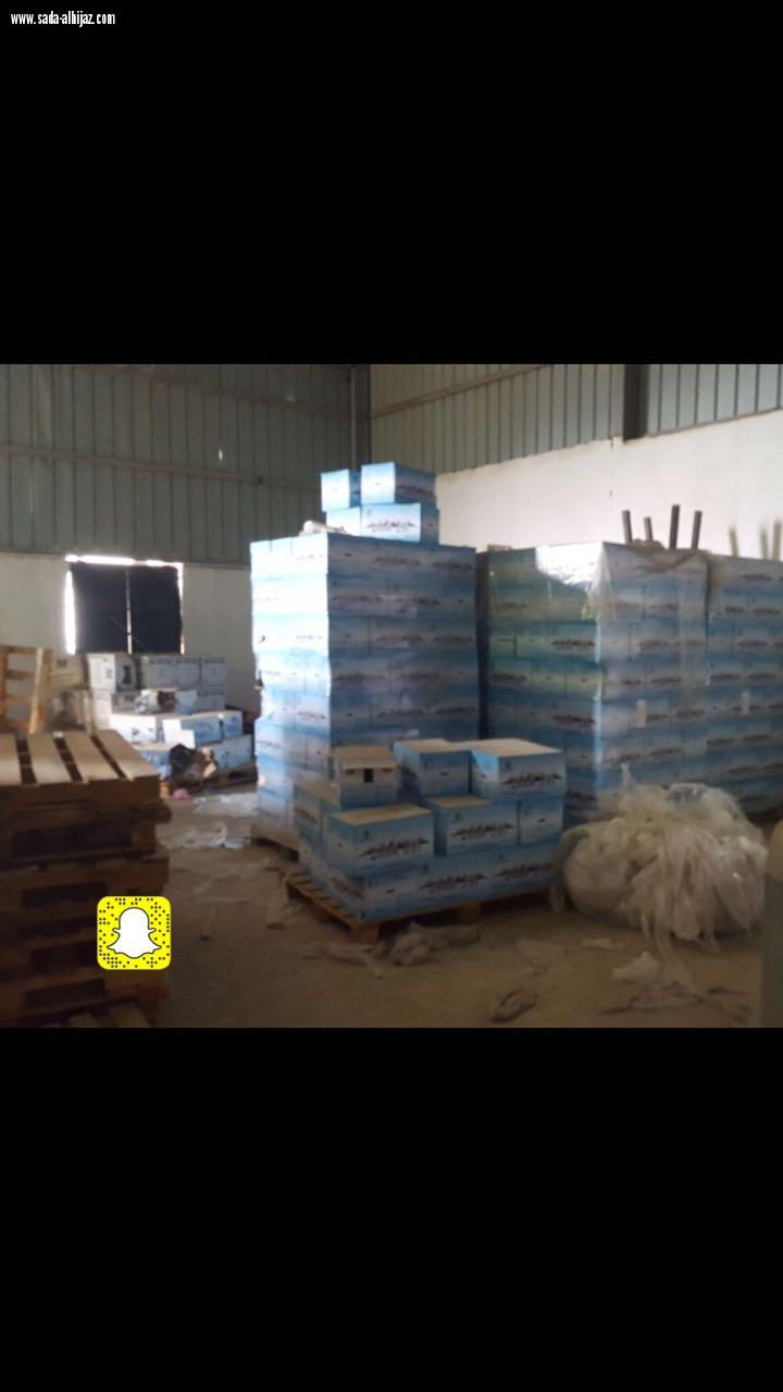 ضبط وإغلاق مستودع مخالف بالجموم