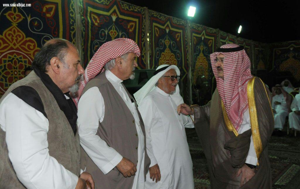 محافظ جدة يواسي آل زينل في عميدهم