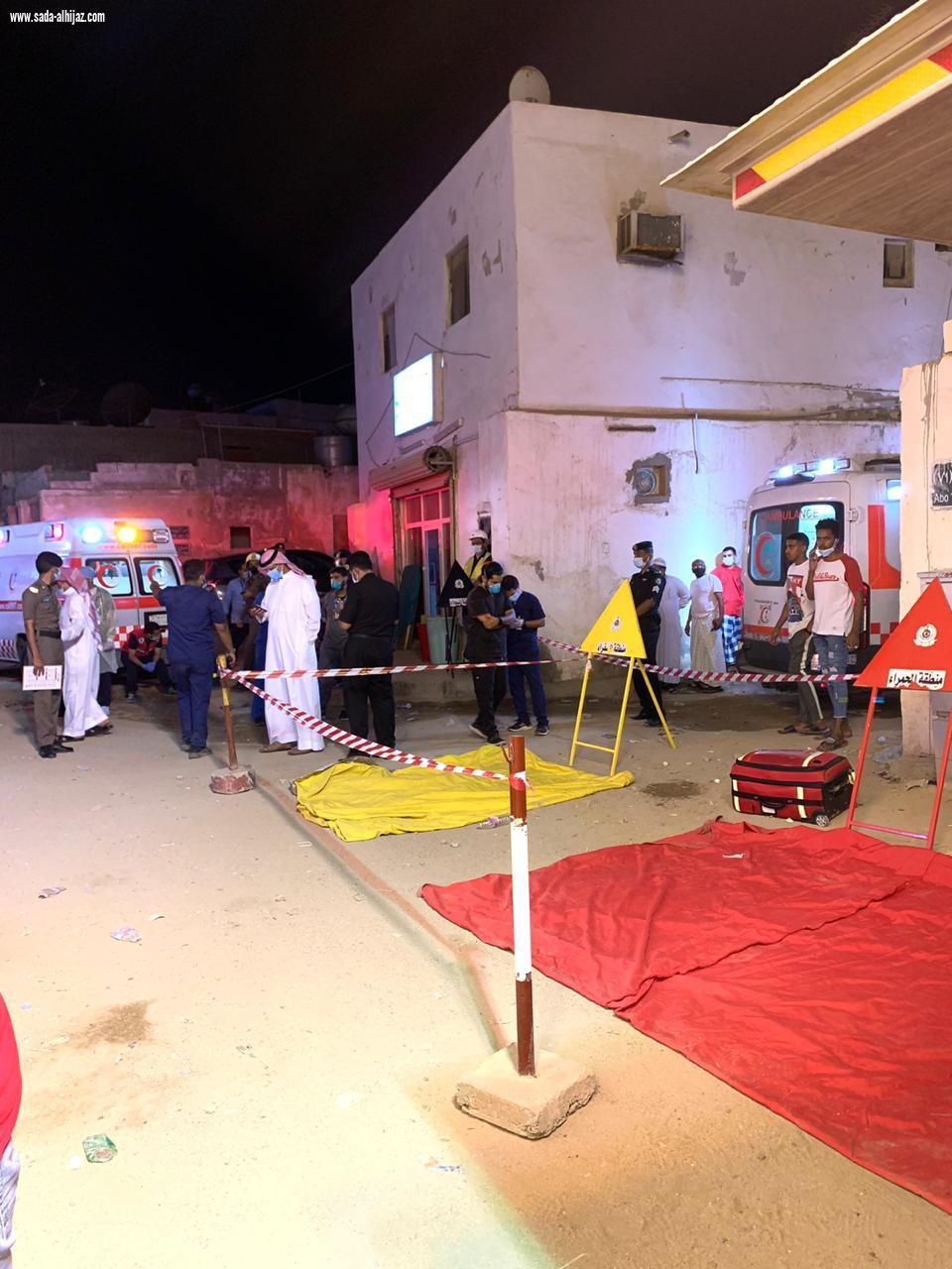 فرق الإنقاذ والإنهيارات بالدفاع المدني بمحافظة جدة تباشر إنهيار منزل شعبي بحي الرويس*