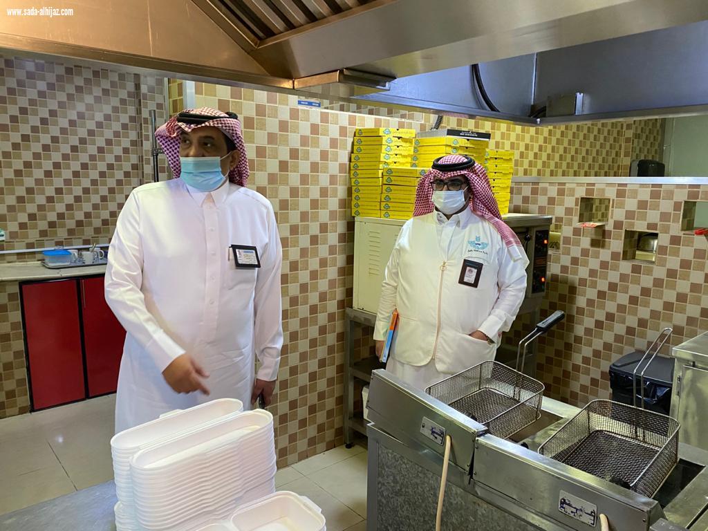 رئيس بلدية بقيق يشارك الفرق الرقابية في حملة لتفعيل مبادرة 