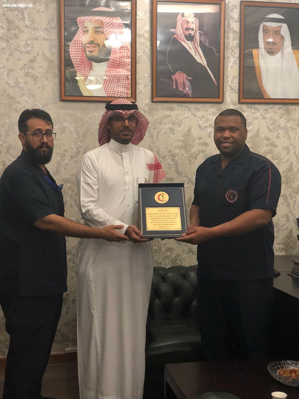 الهلال الأحمر بمحافظة جدة  يكرم مدير قسم المشاركات ومدير اسعاف المطار لتميزهم  في عملهم