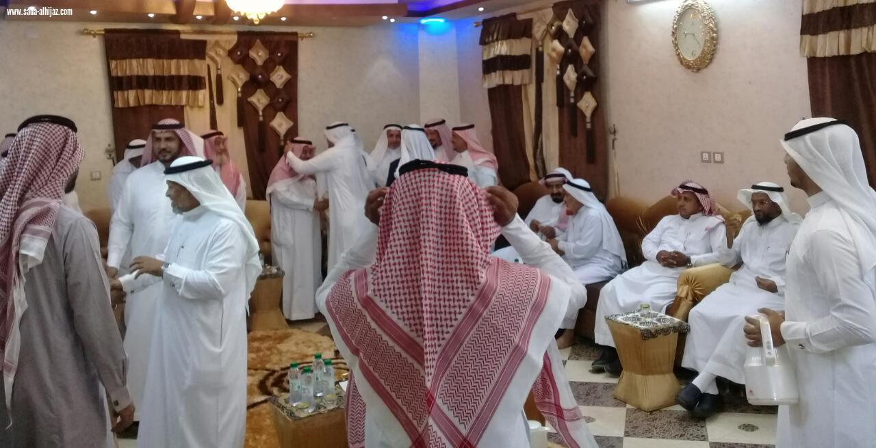 بحضور وكيل المحافظة ومشائخ الشمل رئيس لجنة التنمية بمحافظة الطوال يحتفل بتخرج أخيه
