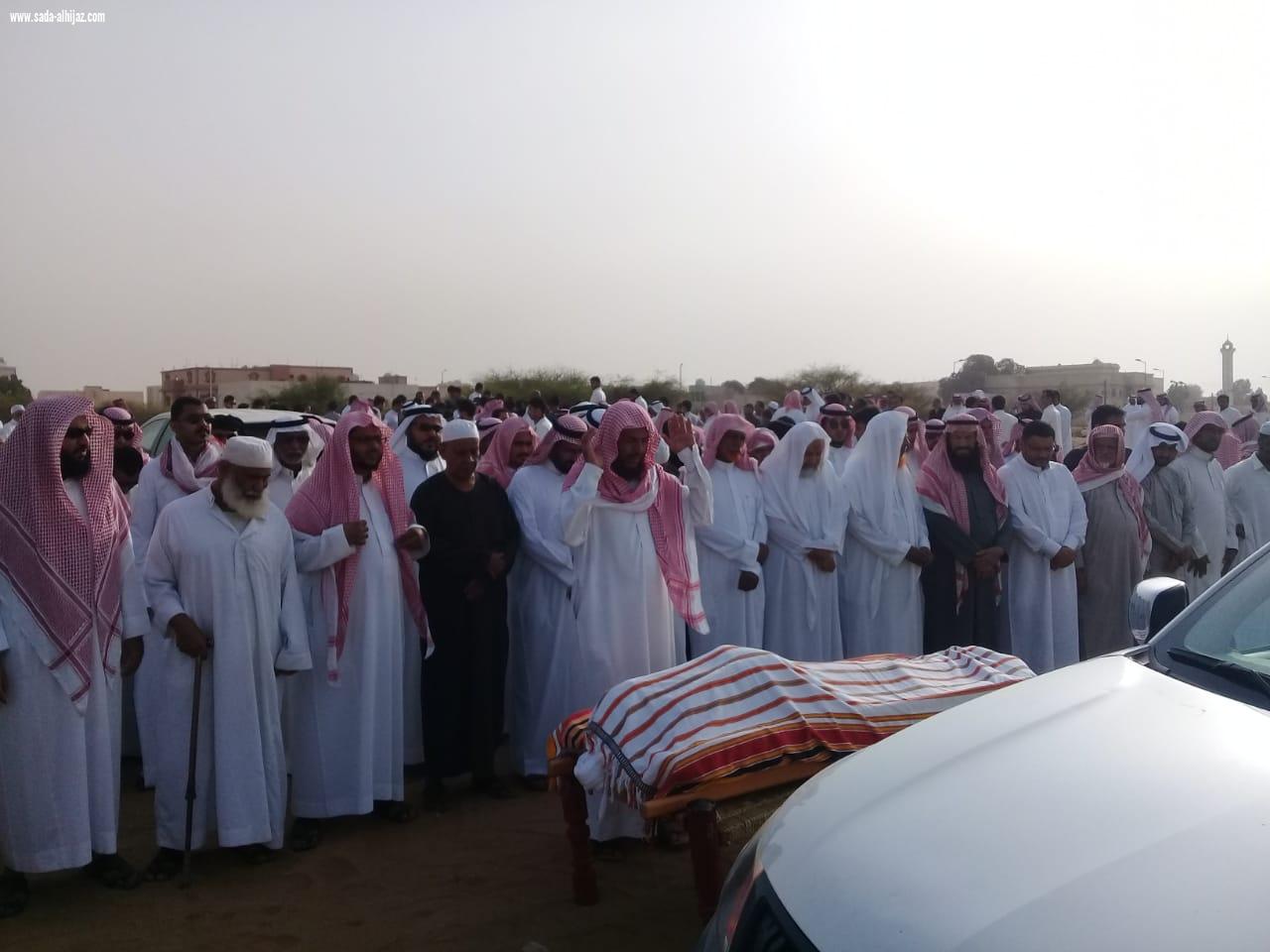 شيخ شمل آل عيسى بني حمد عمر يعقوب يتقدم المشيعين في جمثمان عمه