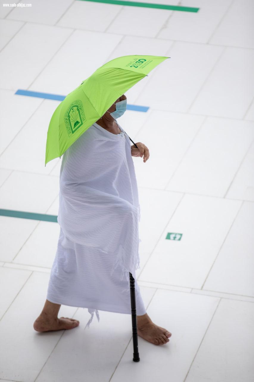 بالصور .. الشؤون الإسلامية بمكة المكرمة توزع أكثر من 11 ألف مظلة شمية اليوم الجمعة ضمن مبادرة 