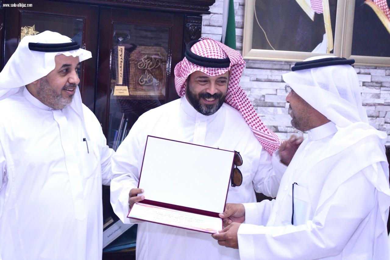 السلمي يكرم أعضاء  وحدة الإعلام  بالمكتب