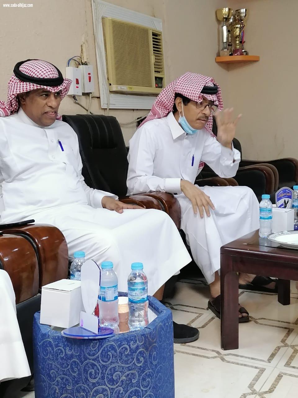 رئيس نادي اليرموك يُقدم العضوية الشرفية لرئيس نادي حطين ، ويوقع عقود المدربين الوطنيين لفريق الدرجة الأولى لكرة القدم .