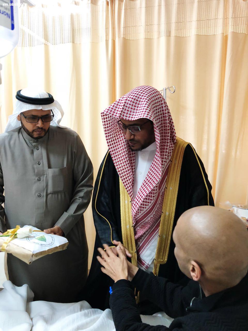 الشيخ صالح المغامسي  يزور مرضى السرطان في مستشفى الملك فهد بالمدينة 