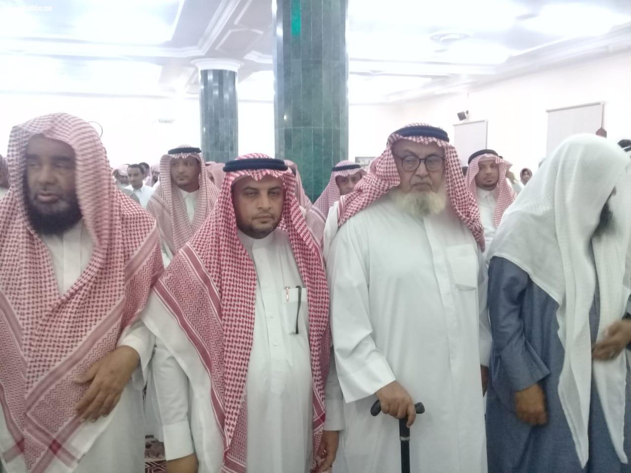 شيخ شمل آل عيسى بني حمد عمر يعقوب يتقدم المشيعين في جمثمان عمه