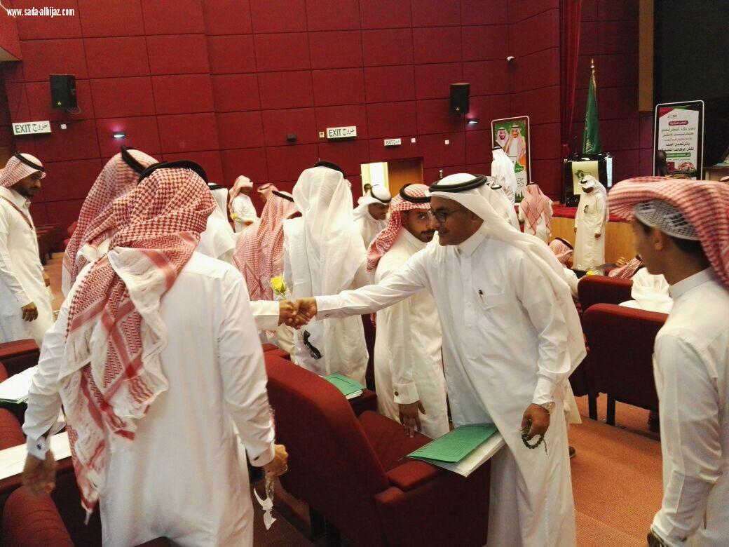 استقبال المعلمين الجدد بالورود وضمن مبادرة تعزيز ولاء المعلم لمهنته وانتمائه للمؤسسة التعليمية 