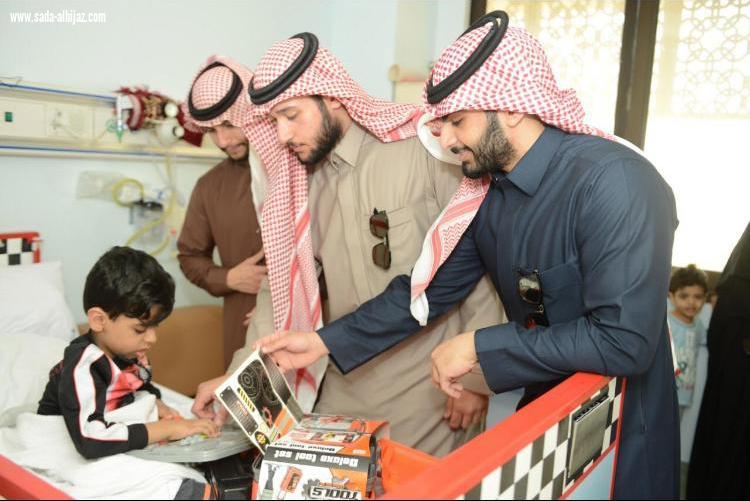 طلاب جامعة الأمير محمد بن فهد أقامت مبادرة إنسانيةلزيارة مرضى السرطان