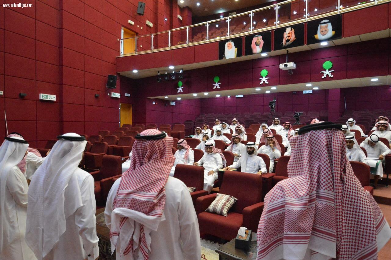 استقبال المعلمين الجدد بالورود وضمن مبادرة تعزيز ولاء المعلم لمهنته وانتمائه للمؤسسة التعليمية 