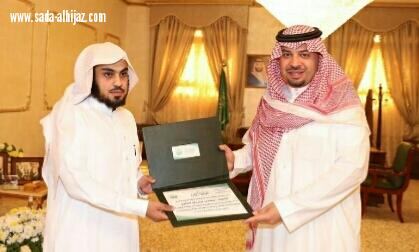 فيصل بن خالد يكرم معلمآ قطع اجازته الطبيه وعاد لطلابه على عكاز