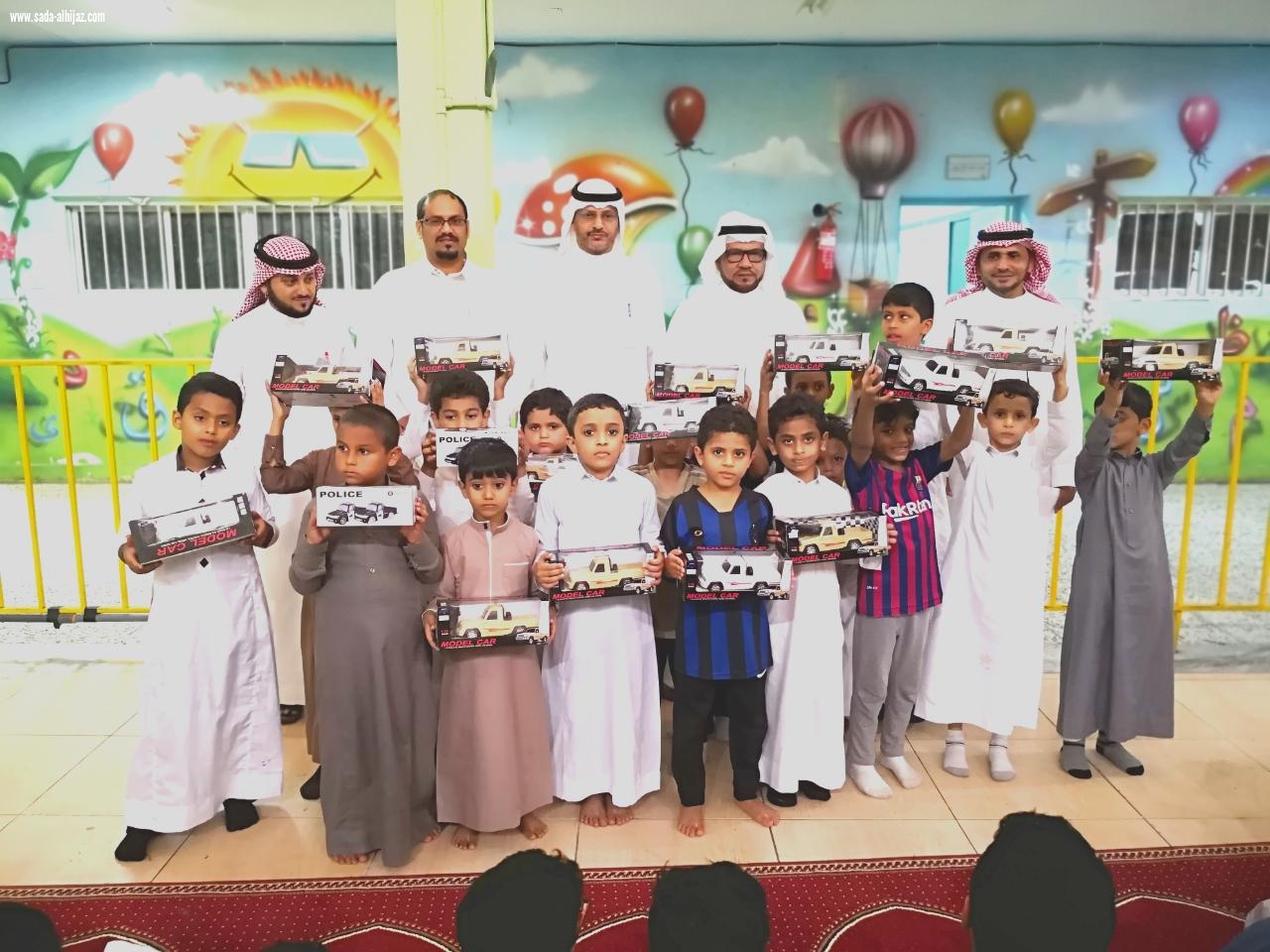 معلم الصف الاول بابتدائية العباس يكرم الطلاب المتميزين بمادة لغتي