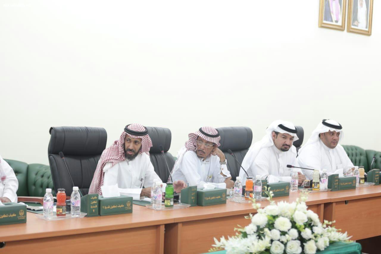 محافظ الكامل يعقد الاجتماع الخامس لأعضاء المجلس المحلي 