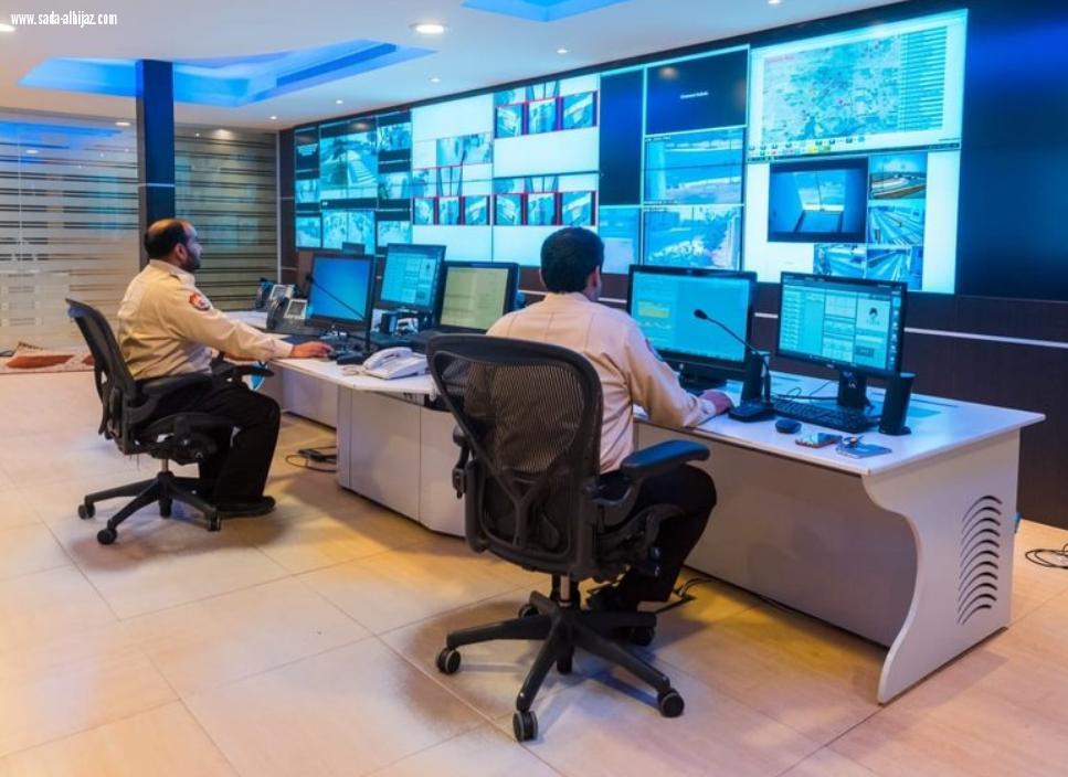 شباب سعودي يعمل على مدار الساعة بمركز الأنظمة والطوارئ بينبع الصناعية.