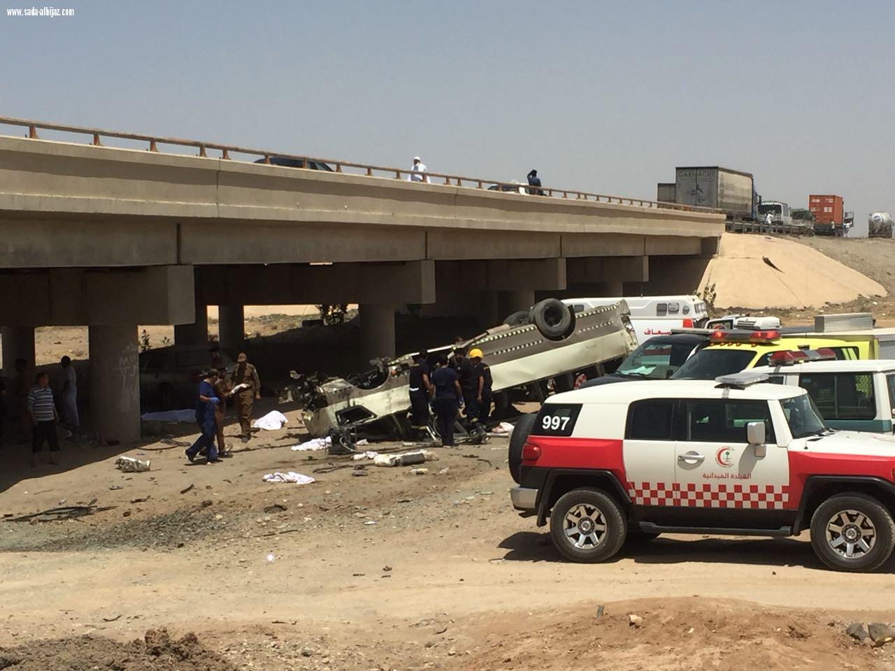 ٩ وفيات و ١٨ إصابة في انقلاب حافلة بطريق الهجرة ..