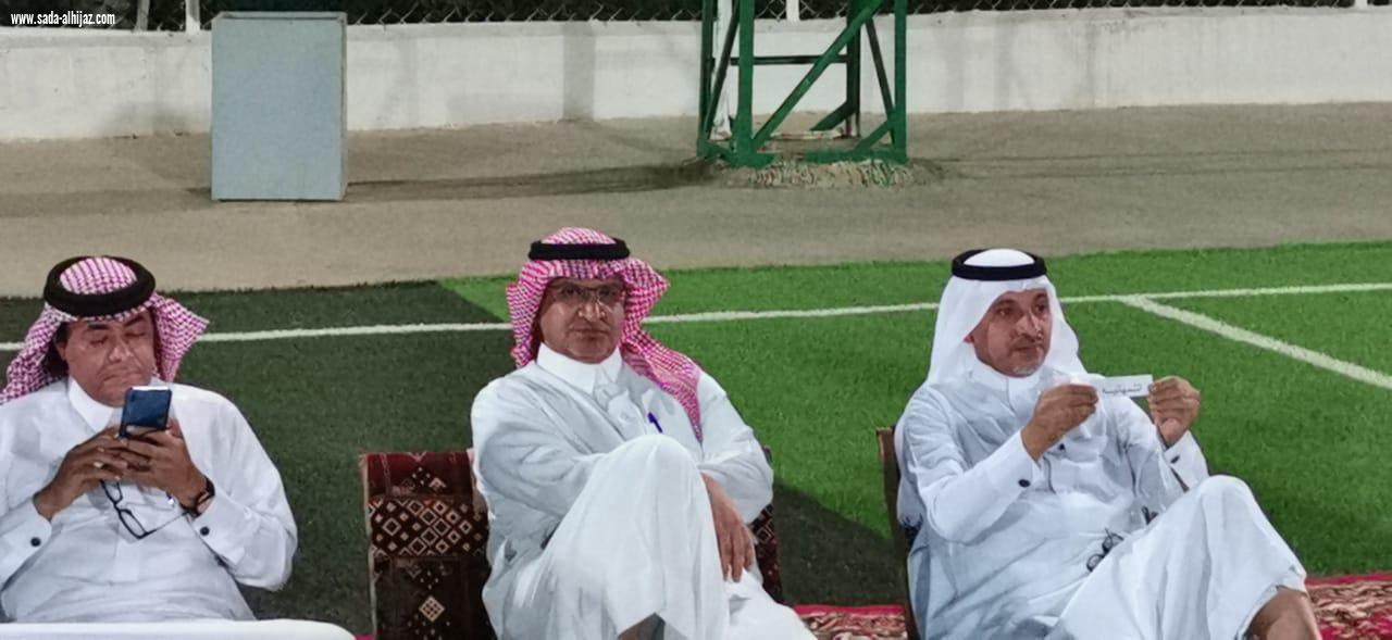 بحضور مدير مكتب رابطة الاحياء بالحد الحنوبي ومستشار لجنة التنمية بالطوال اجراء قرعة دورة الحد الجنوبي الاولى لكرة القدم