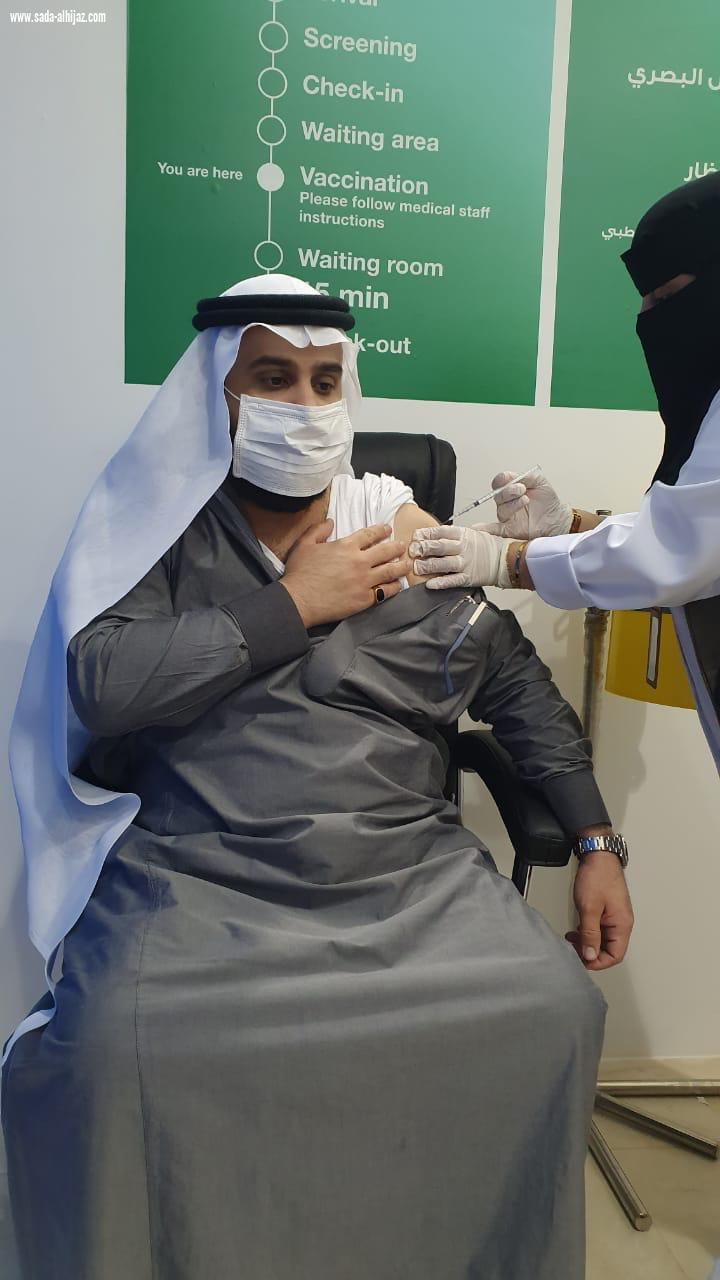 الشيخ سلطان طراد هزازي أحد مشايخ محافظة الحرث بالحد الجنوبي يتلقى أولى جرعات لقاح فايروس كورونا 