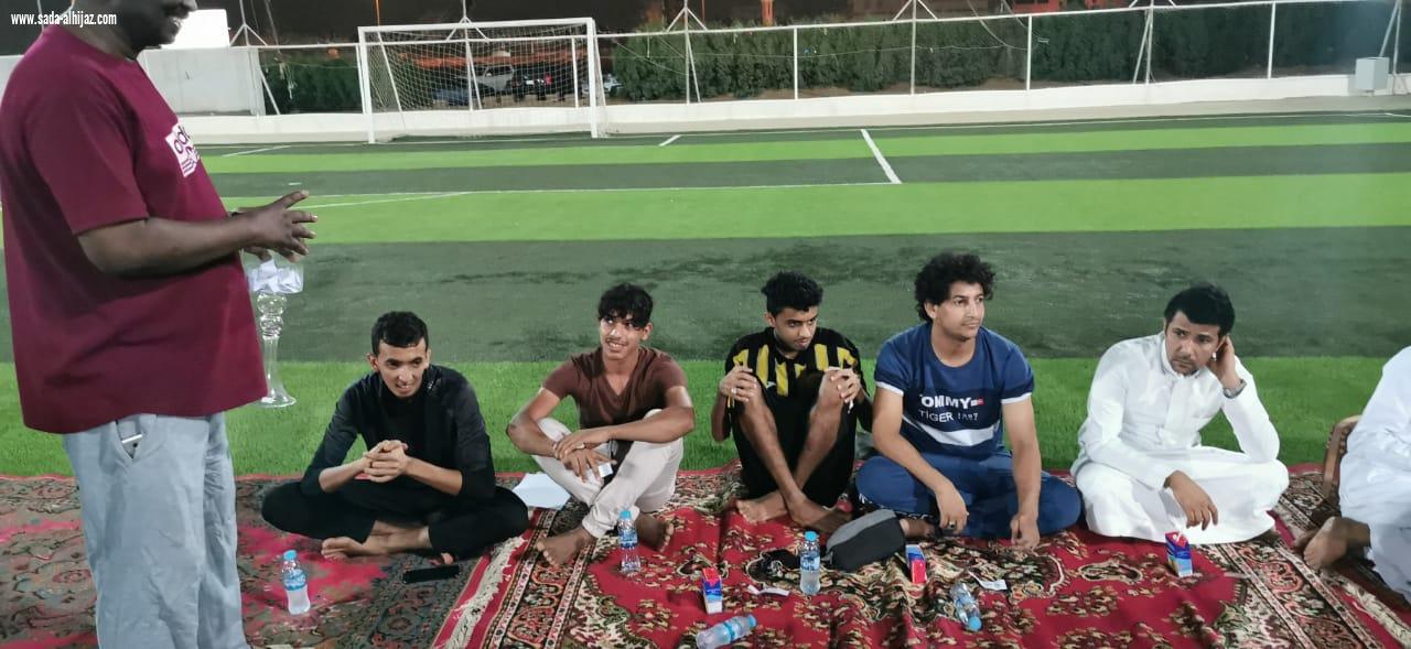 بحضور مدير مكتب رابطة الاحياء بالحد الحنوبي ومستشار لجنة التنمية بالطوال اجراء قرعة دورة الحد الجنوبي الاولى لكرة القدم