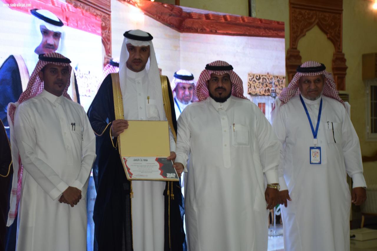 بحضور عدد من المسؤولين والمشايخ محافظ محافظة الطوال بالنيابة يدشن مركز النشاط الإجتماعي بالمباركة.