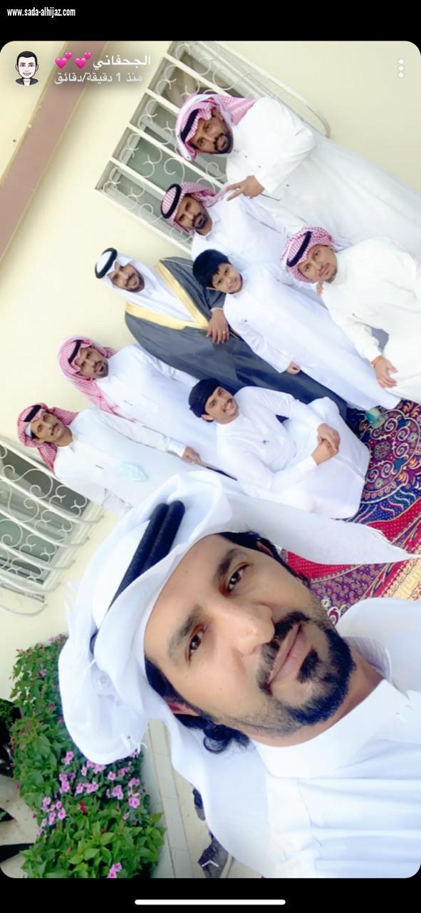 صالح بن خليفه معلناً زفافه ويراعي سبل الوقاية