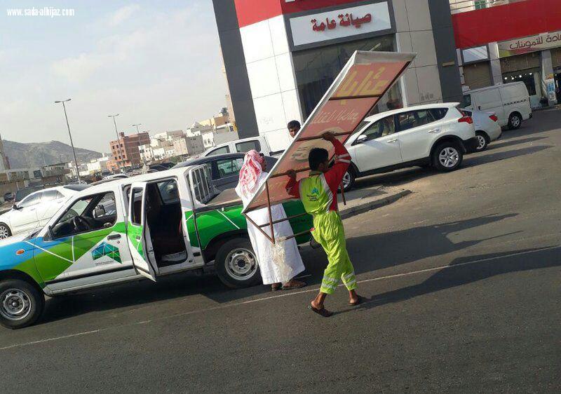 مكة بلدية الشوقية تزيل 85 إعلانا ً عشوائياً وتحذر واضعيها 