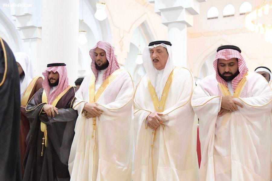 سمو أمير منطقة جازان وسمو نائبه يؤديان صلاة عيد الفطر المبارك