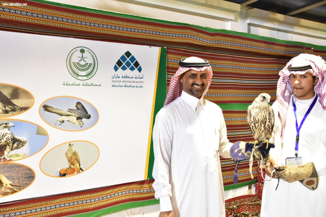شهد إقبالا كبيرا خلال  يومه الثاني الزوار يتعرفون على أنواع الصقور بصامطة ويلتقطون الصور التذكارية