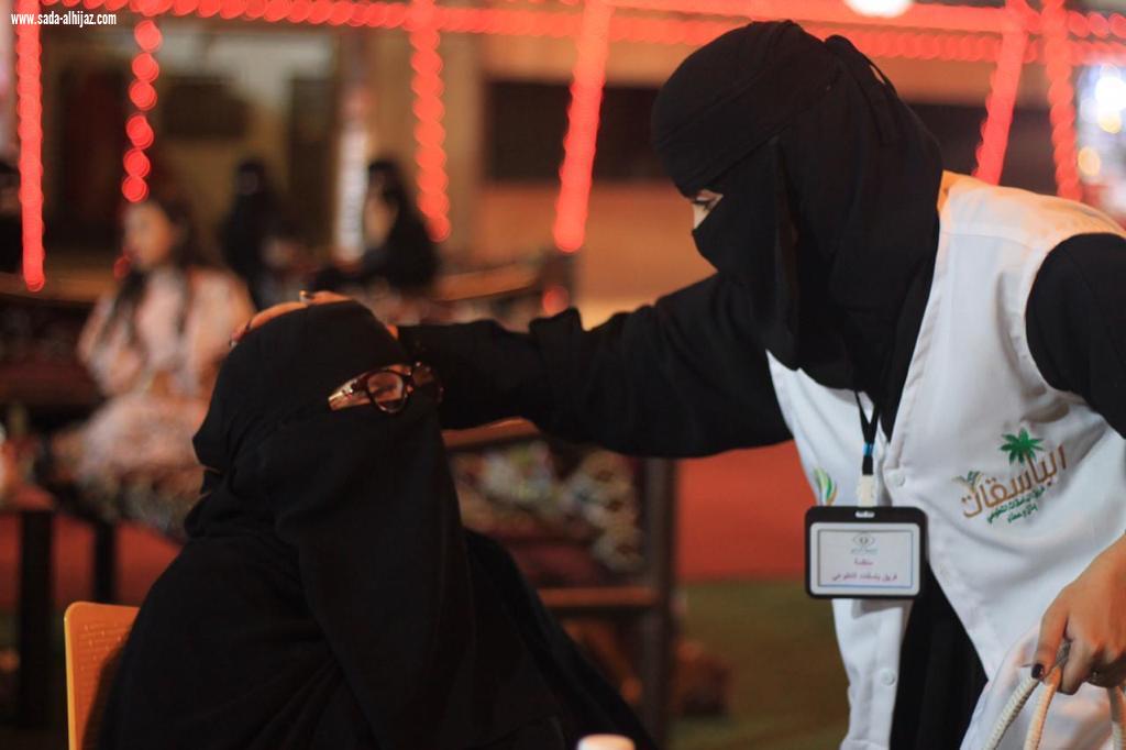 بالصور : فريق الباسقات التطوعي النسائي يضيئ مهرجان الداير للتسوق